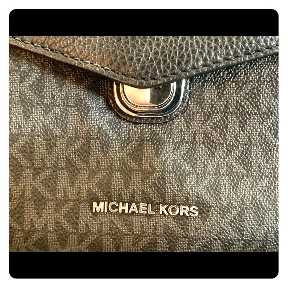*BRAND NEW* MICHAEL KORS MEDIUM “MK LOGO” PURSE